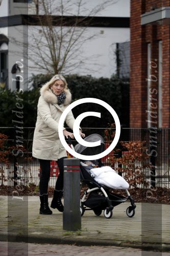 Bentveld 6 januari 2018
Moeder van Tessa Rolink achter de kinderwagen. hun huis
