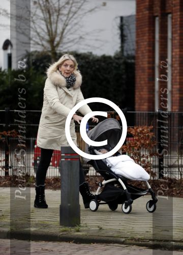 Bentveld 6 januari 2018
Moeder van Tessa Rolink achter de kinderwagen. hun huis