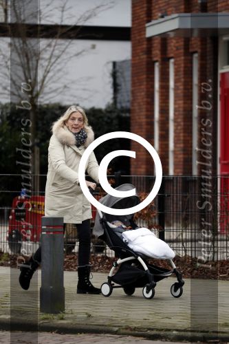 Bentveld 6 januari 2018
Moeder van Tessa Rolink achter de kinderwagen. hun huis