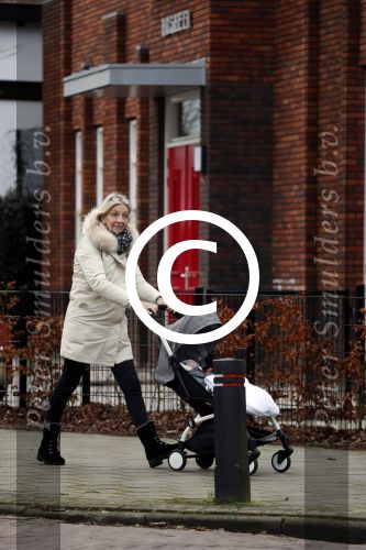 Bentveld 6 januari 2018
Moeder van Tessa Rolink achter de kinderwagen. hun huis