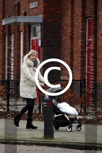 Bentveld 6 januari 2018
Moeder van Tessa Rolink achter de kinderwagen. hun huis
