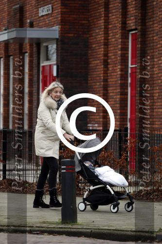 Bentveld 6 januari 2018
Moeder van Tessa Rolink achter de kinderwagen. hun huis