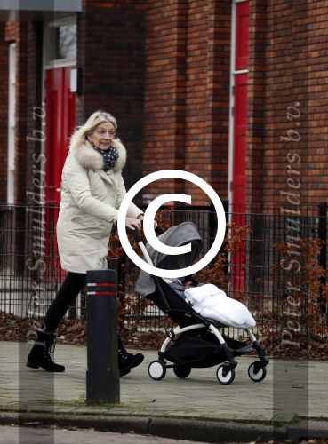 Bentveld 6 januari 2018
Moeder van Tessa Rolink achter de kinderwagen. hun huis