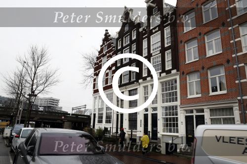 Amsterdam 4 januari 2018 
Thierry Baudet verlaat zijn huis waar door politie camera\'s opgehangen zijn.