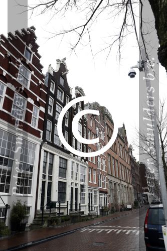 Amsterdam 4 januari 2018 
Thierry Baudet verlaat zijn huis waar door politie camera\'s opgehangen zijn.