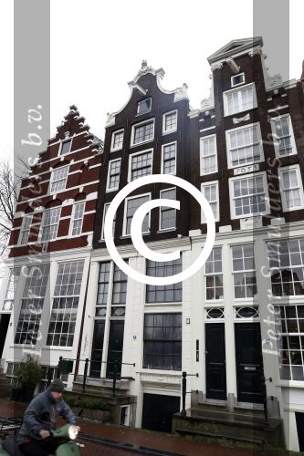 Amsterdam 4 januari 2018 
Thierry Baudet verlaat zijn huis waar door politie camera\'s opgehangen zijn.