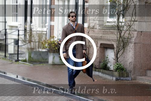Amsterdam 4 januari 2018 
Thierry Baudet verlaat zijn huis waar door politie camera\'s opgehangen zijn.