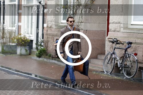 Amsterdam 4 januari 2018 
Thierry Baudet verlaat zijn huis waar door politie camera\'s opgehangen zijn.