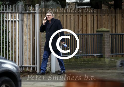Amsterdam 31 januari 2018 
Tom Egbers bellend op straat met zijn hond