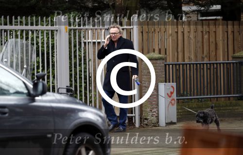 Amsterdam 31 januari 2018 
Tom Egbers bellend op straat met zijn hond