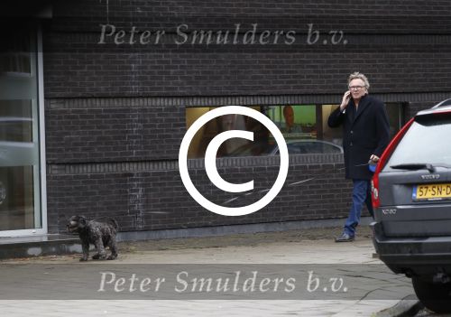Amsterdam 31 januari 2018 
Tom Egbers bellend op straat met zijn hond
