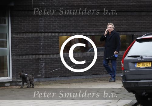 Amsterdam 31 januari 2018 
Tom Egbers bellend op straat met zijn hond