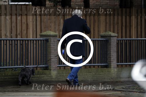 Amsterdam 31 januari 2018 
Tom Egbers bellend op straat met zijn hond