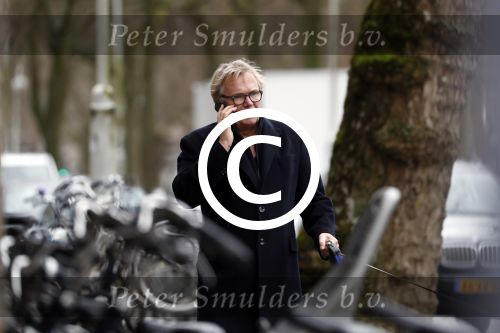 Amsterdam 31 januari 2018 
Tom Egbers bellend op straat met zijn hond