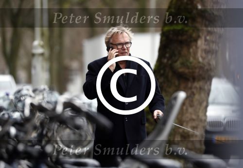 Amsterdam 31 januari 2018 
Tom Egbers bellend op straat met zijn hond