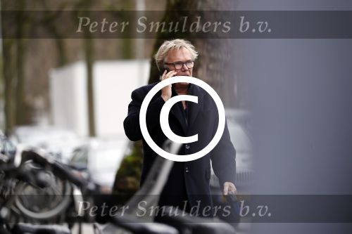 Amsterdam 31 januari 2018 
Tom Egbers bellend op straat met zijn hond