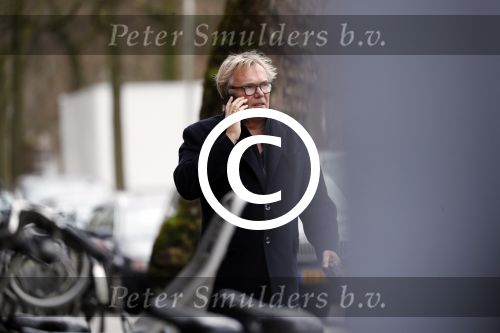 Amsterdam 31 januari 2018 
Tom Egbers bellend op straat met zijn hond