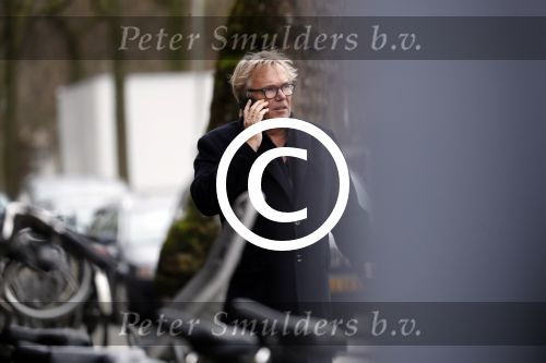 Amsterdam 31 januari 2018 
Tom Egbers bellend op straat met zijn hond