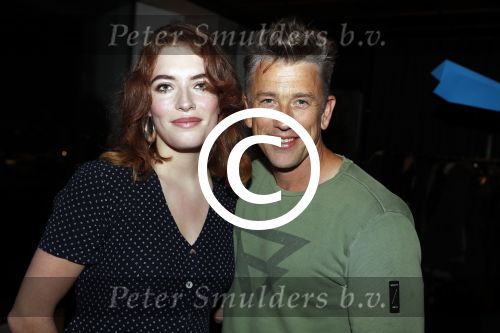 Amsterdam 10 januari 2018
Boekpresentatie Antoinette Beumer. Antoinette reikt het boek uit aan Femke Halsema. waldemar Torenstra met ...