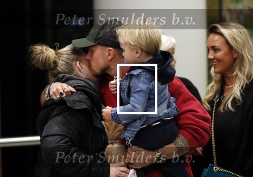 Schiphol 11 januari 2019
Andre Hazes jr en vriendin Monique Westenberg arriveren samen met familie en neef Djarno Hofland op schiphol na trip naar Ortlando. Moeder Djarno, zus Rachel.