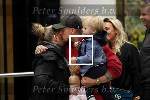 Schiphol 11 januari 2019
Andre Hazes jr en vriendin Monique Westenberg arriveren samen met familie en neef Djarno Hofland op schiphol na trip naar Ortlando. Moeder Djarno, zus Rachel.