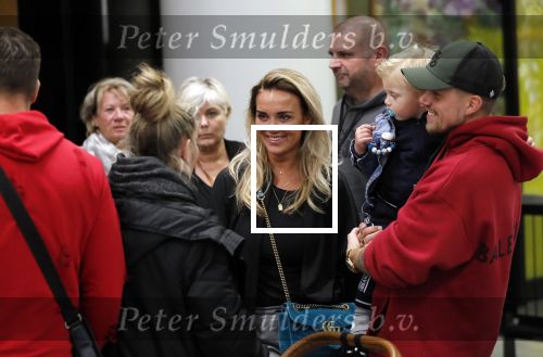 Schiphol 11 januari 2019
Andre Hazes jr en vriendin Monique Westenberg arriveren samen met familie en neef Djarno Hofland op schiphol na trip naar Ortlando. Moeder Djarno, zus Rachel.