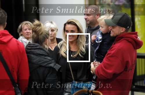 Schiphol 11 januari 2019
Andre Hazes jr en vriendin Monique Westenberg arriveren samen met familie en neef Djarno Hofland op schiphol na trip naar Ortlando. Moeder Djarno, zus Rachel.