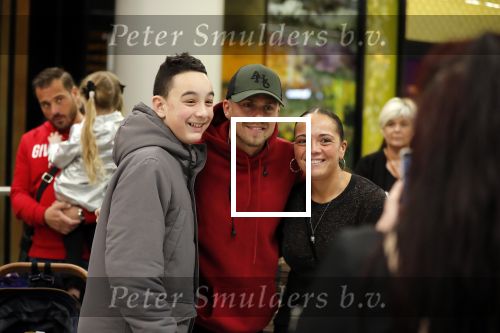 Schiphol 11 januari 2019
Andre Hazes jr en vriendin Monique Westenberg arriveren samen met familie en neef Djarno Hofland op schiphol na trip naar Ortlando.