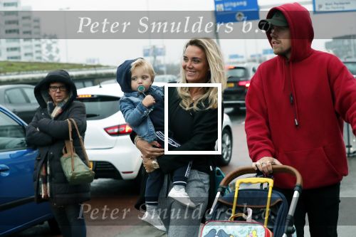 Schiphol 11 januari 2019
Andre Hazes jr en vriendin Monique Westenberg arriveren samen met familie en neef Djarno Hofland op schiphol na trip naar Ortlando.