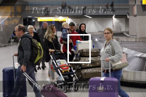 Schiphol 11 januari 2019
Andre Hazes jr en vriendin Monique Westenberg arriveren samen met familie en neef Djarno Hofland op schiphol na trip naar Ortlando.