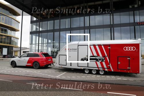 Amsterdam 8 januari 2019
Audi Q7 met een etron conceptcar in de trailer bij theater Amsterdam.