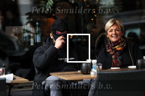 Amsterdam 2 januari 2019
Caroline Tensen op terras met haar zoon Bob Wisse . Bob verbergtzich achter petje en zijn hand,