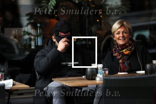 Amsterdam 2 januari 2019
Caroline Tensen op terras met haar zoon Bob Wisse . Bob verbergtzich achter petje en zijn hand,