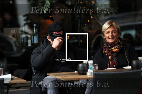 Amsterdam 2 januari 2019
Caroline Tensen op terras met haar zoon Bob Wisse . Bob verbergtzich achter petje en zijn hand,