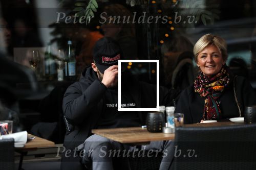Amsterdam 2 januari 2019
Caroline Tensen op terras met haar zoon Bob Wisse . Bob verbergtzich achter petje en zijn hand,