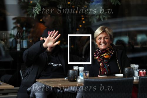 Amsterdam 2 januari 2019
Caroline Tensen op terras met haar zoon Bob Wisse . Bob verbergtzich achter petje en zijn hand,