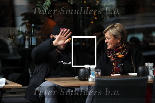 Amsterdam 2 januari 2019
Caroline Tensen op terras met haar zoon Bob Wisse . Bob verbergtzich achter petje en zijn hand,