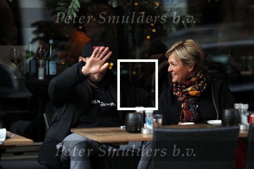 Amsterdam 2 januari 2019
Caroline Tensen op terras met haar zoon Bob Wisse . Bob verbergtzich achter petje en zijn hand,