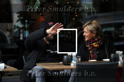 Amsterdam 2 januari 2019
Caroline Tensen op terras met haar zoon Bob Wisse . Bob verbergtzich achter petje en zijn hand,