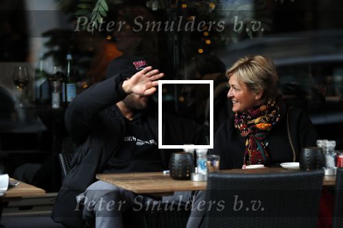Amsterdam 2 januari 2019
Caroline Tensen op terras met haar zoon Bob Wisse . Bob verbergtzich achter petje en zijn hand,
