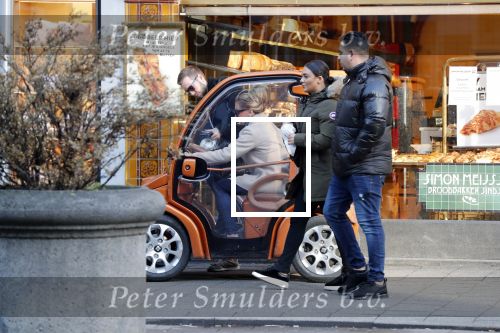 Amsterdam 14 januari 2019
Connie Witteman gaat met een vriend broodjes kopen in haar CCCC Biro karretje.