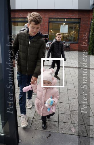 Beverwijk 22 december 2018
Rafael v d Vaart Damian Jesslynn en zijn vriendin Estavana Polman in het winkelcentrum waar Rafael zijn moeder Lolita een winkel heeft . Ze hebben geld opgehaald met veiling voor het ZZF.