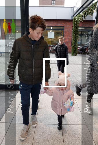 Beverwijk 22 december 2018
Rafael v d Vaart Damian Jesslynn en zijn vriendin Estavana Polman in het winkelcentrum waar Rafael zijn moeder Lolita een winkel heeft . Ze hebben geld opgehaald met veiling voor het ZZF.