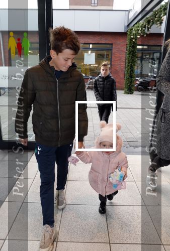 Beverwijk 22 december 2018
Rafael v d Vaart Damian Jesslynn en zijn vriendin Estavana Polman in het winkelcentrum waar Rafael zijn moeder Lolita een winkel heeft . Ze hebben geld opgehaald met veiling voor het ZZF.