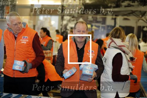 Rotterdam 18 december 2018
Danny Blind pakt voedselpakketten in voor de voedselbank op het hoofdkantoor bij Unilever.