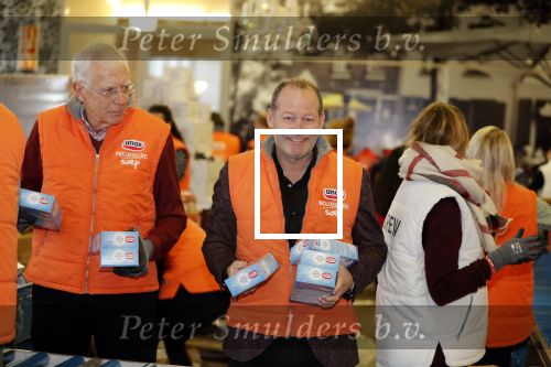 Rotterdam 18 december 2018
Danny Blind pakt voedselpakketten in voor de voedselbank op het hoofdkantoor bij Unilever.