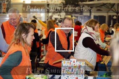 Rotterdam 18 december 2018
Danny Blind pakt voedselpakketten in voor de voedselbank op het hoofdkantoor bij Unilever.