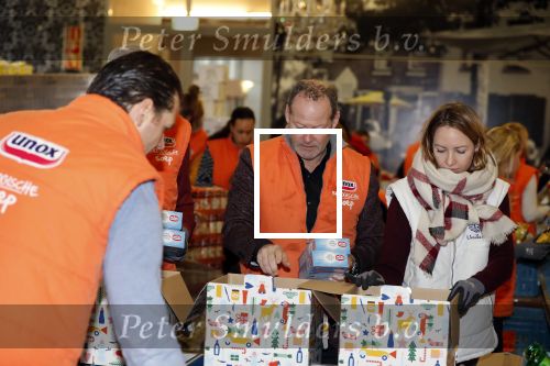 Rotterdam 18 december 2018
Danny Blind pakt voedselpakketten in voor de voedselbank op het hoofdkantoor bij Unilever.