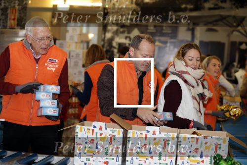 Rotterdam 18 december 2018
Danny Blind pakt voedselpakketten in voor de voedselbank op het hoofdkantoor bij Unilever.