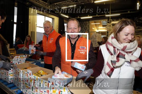 Rotterdam 18 december 2018
Danny Blind pakt voedselpakketten in voor de voedselbank op het hoofdkantoor bij Unilever.